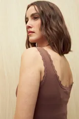 Musculosa blanca de algodón con escote cuadrado y detalle de encaje en el borde.