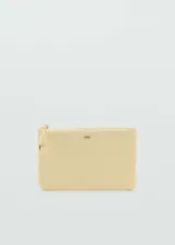 Neceser amarillo pálido de tamaño mediano con logo en relieve, cierre de cremallera y forro interior.