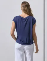 Blusa de modal con estampado de hojas en tonos azulados, escote en V con botones y ruedo anudado.