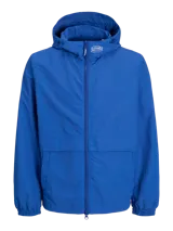 Campera azul de nylon con capucha, cierre frontal con cremallera, bolsillos delanteros y puños elásticos.