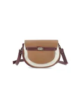 Bandolera de cuero marrón con detalles en blanco y bordó.