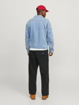 Pantalón negro de corte casual con costuras en contraste color blanco. Confeccionado en tejido canvas de algodón resistente.