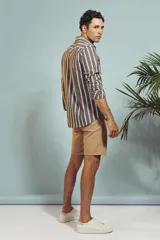 Bermuda color beige con bolsillos laterales y traseros.