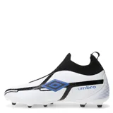 Championes de fútbol Umbro Fuzion, color blanco con detalles en azul royal y negro.
