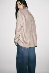 Blazer cruzado de mujer color marrón oscuro, con cuello solapa, manga larga y bolsillos delanteros con solapa.