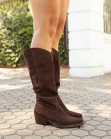 Botas texanas de caña media confeccionadas en cuero gamuzado color chocolate, con taco cuadrado y diseño clásico de estilo western.