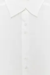 Camisa blanca con rayas verticales, cuello solapa, manga larga y cierre frontal con botones.