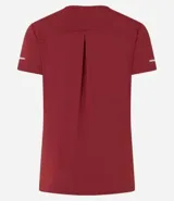Remera deportiva blanca texturizada, con cuello redondo, manga corta, detalle reflectante y pliegue en la espalda.