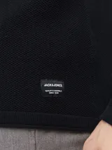 Sweater negro de punto con cuello redondo y mangas largas.