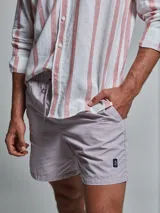 Short de baño azul con cintura elástica ajustable con cordón.