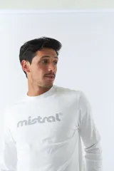 Remera blanca de manga larga con logo gris de la marca Mistral estampado en el pecho.