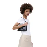 Bolso de hombro Marc Jacobs modelo The Snapshot DTM Convertible, color negro, confeccionado en cuero saffiano texturizado. Presenta logo J Marc DTM al frente, cierre de cremallera, ranuras interiores para tarjetas y correa de cuero tubular extraíble.