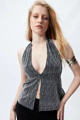 Top halter plateado con escote profundo, frunce frontal y tajo sutil.