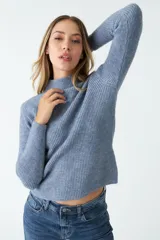 Sweater tejido celeste con cuello alto y mangas largas.