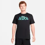 Remera deportiva negra de hombre, marca Nike, con logo de la marca estampado en el pecho con efecto degradado en tonos celeste y turquesa.