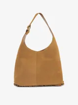 Bolso tipo cubo negro de cuero gamuzado con flecos largos en la parte inferior y asa de hombro ajustable.