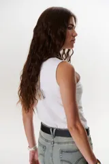 Musculosa blanca de algodón con diseño de doble capa, corte ajustado y cuello redondo.