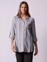 Camisa de lino a rayas grises, blancas y negras, con cuello clásico, escote en V, abertura frontal con botones y bolsillo de parche en el pecho.