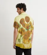 Camisa de viscosa color amarillo con estampado de girasoles de Van Gogh, de corte slim, manga corta y cuello bowling.