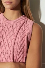 Chaleco marrón de punto con diseño trenzado, cuello redondo y sisas con volantes celestes.