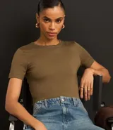 Blusa básica de manga corta y escote redondo, color blanco, confeccionada en tejido de viscosa y elastano.