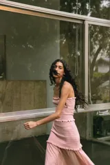 Top bandeau color crudo de punto elástico con volantes en el escote y el ruedo.