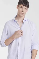 Camisa celeste de lino de corte slim fit, con cuello clásico y mangas largas.