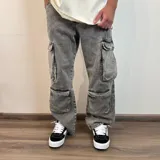 Pantalón jean color beige, de corte holgado y estilo cargo, con múltiples bolsillos laterales.