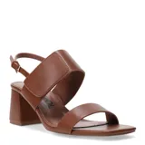 Sandalias de cuero sintético color marrón, con tira ancha sobre el empeine y pulsera al tobillo con hebilla. Taco cuadrado.