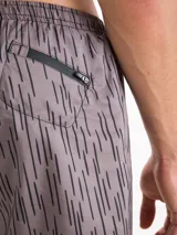 Short de baño gris con estampado de líneas verticales negras.