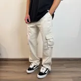 Pantalón jean color beige, corte recto y estilo cargo con bolsillos laterales.