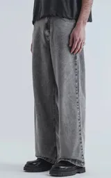 Pantalón gris de denim 100% algodón con lavado clásico color negro y calce wide leg.