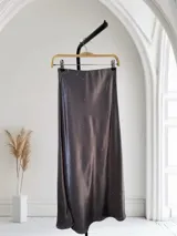 Pollera larga de satén color blanco con pequeños brillos.