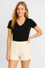Short negro de viscosa con punto crochet, calce alto y holgado.