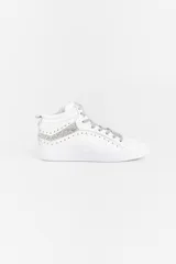 Zapatilla de cuero vacuno blanca, de caña alta, con recortes metalizados y diseño de remaches metálicos.