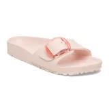 Sandalia Birkenstock Madrid Big Buckle EVA color rosa claro, con hebilla grande en color rosa translúcido.