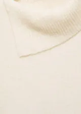 Jersey blanco de tejido de punto, con cuello alto envolvente y diseño recto de manga larga.
