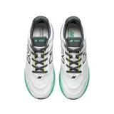 Championes New Balance Infinion 1080v15, color blanco con detalles en gris oscuro, verde lima y verde menta. Presentan una parte superior de malla transpirable, lengüeta y tirador del talón acolchados, y detalles reflectantes. La mediasuela incorpora la tecnología Infinion para una amortiguación y retorno de energía mejorados.