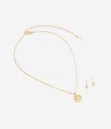 Conjunto de collar y aros dorados. El collar es corto, con dije de árbol de la vida y cierre de langosta. Los aros son pequeños, tipo punto de luz.