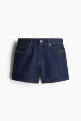 Short de denim azul oscuro, de tiro alto, con cinco bolsillos y cierre con botón.