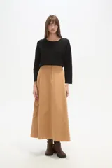 Falda larga color camel, corte evasé, confeccionada en algodón, con un bolsillo cargo grande en el lateral derecho.