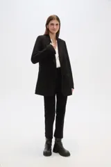 Blazer blanco de viscosa con cuello smoking y bolsillos frontales.