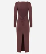 Vestido midi marrón de poliéster y elastano, con cuello redondo, mangas largas, espalda descubierta, fruncido en la parte baja de la espalda y abertura en la falda.
