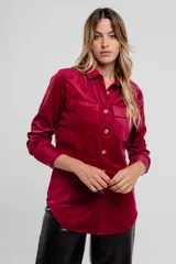 Camisa de terciopelo color vino, con botón frontal y bolsillo en el pecho.