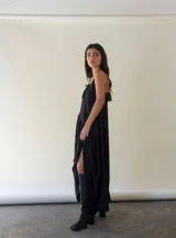 Vestido largo negro de breteles finos ajustables, corte en V y espalda recta.