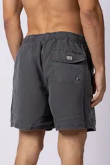 Short de baño color marrón confeccionado en microfibra de piel de durazno con cintura elástica y cordón ajustable.