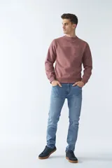 Buzo de felpa gris oscuro con logo estampado en el frente, cuello redondo, mangas largas y puños.