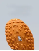 Zapatillas deportivas de estilo retro, combinando paneles de malla negra, gamuza negra y cuero sintético negro. Cuentan con cordones negros, forro interior blanco y un cuello acolchado con detalle plateado en el talón. La suela es gruesa y blanca con una banda de rodadura negra.