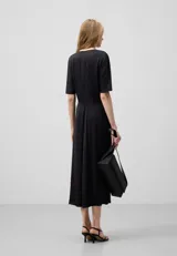 Vestido midi tricolor de viscosa, con manga corta japonesa, cuello barco y frunce en el delantero.
