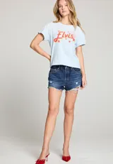 Remera celeste con estampa de la palabra "Elvis" en rojo y amarillo, con estrellas y un diseño de Sun Records.